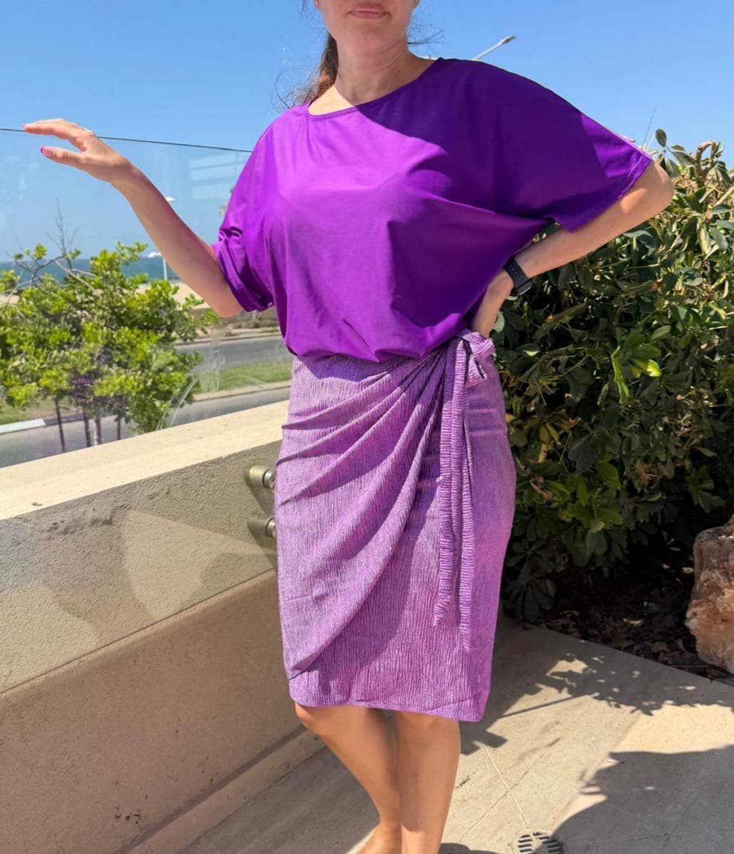 Ensemble Luna violet : haut fluide et jupe paréo nouée, en bord de mer